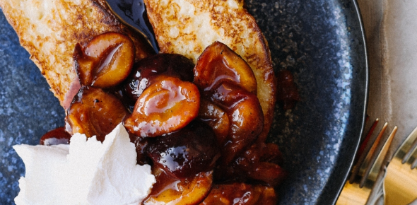 Tosty francuskie z karmelizowanymi śliwkami