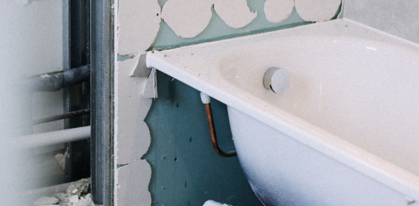 Gościnna łazienka z dużą wanną