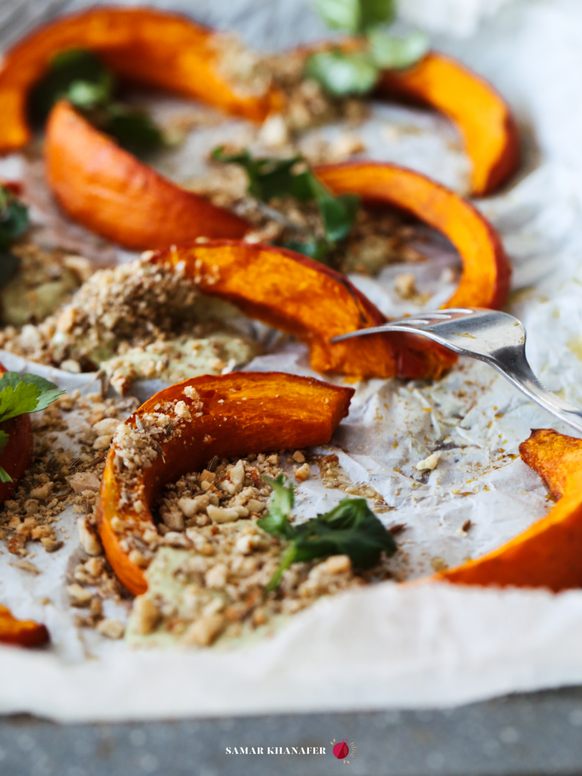 Pieczona dynia z sosem tahini i dukkah