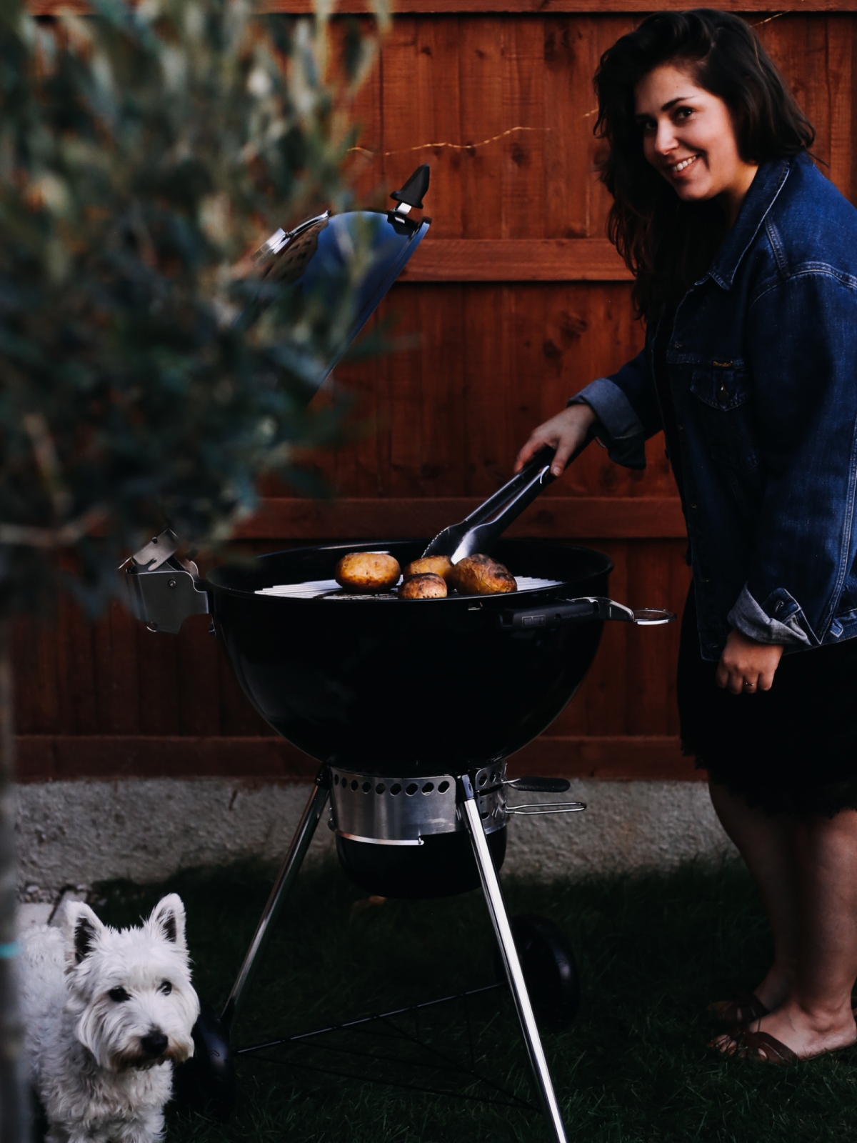 Pieczone na grillu ziemniaki z fetą i ziołami