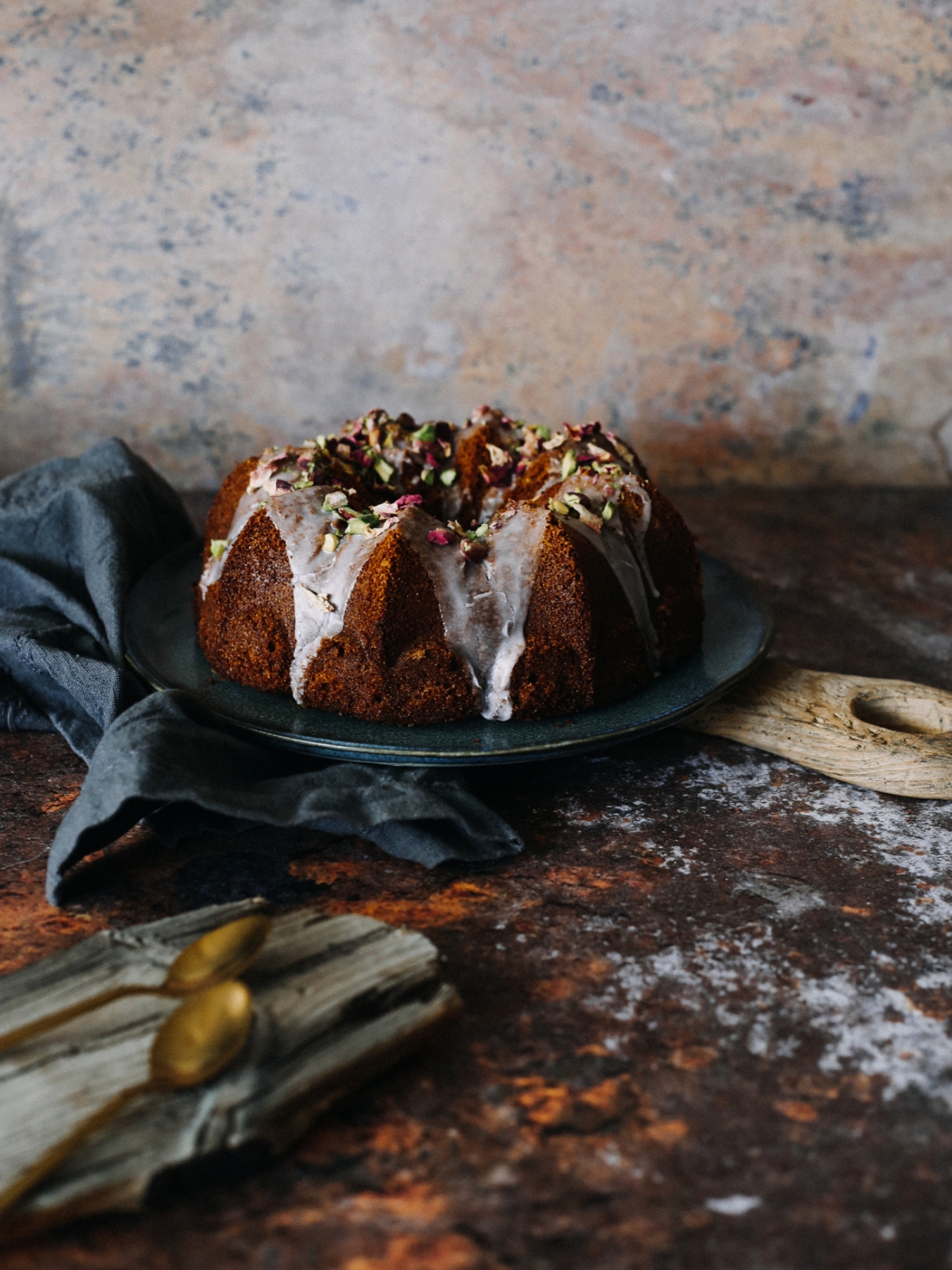 Babka pistacjowa z różanym lukrem