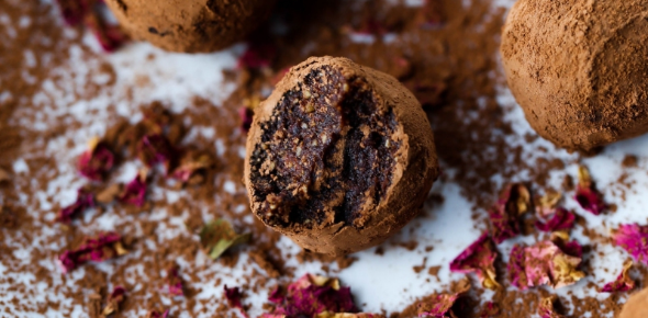 Daktylowe trufle z różą