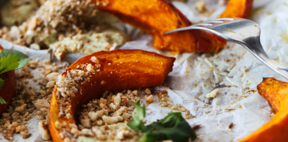 Pieczona dynia z sosem tahini i dukkah