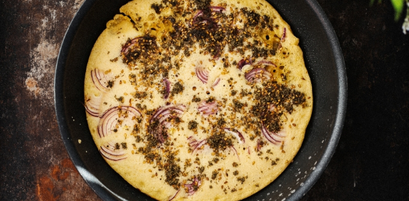 Farinata z za'atarem i czerwoną cebulką