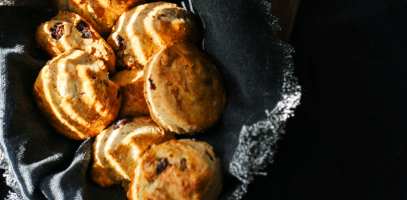 Scones z migdałami, żurawiną i wodą z kwiatów pomarańczy