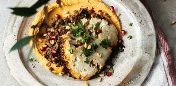 Pieczony kalafior z zieloną soczewicą i hummusem z harissą