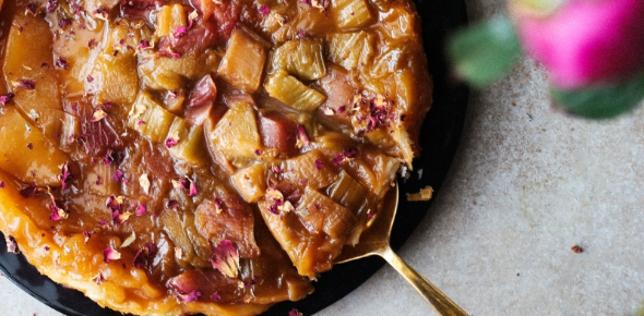 Tarta Tatin z rabarbarem i różą