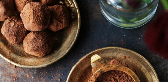 Daktylowe trufle z kawą i kardamonem