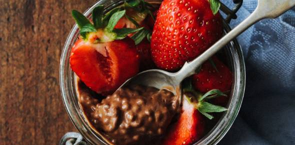Czekoladowy mus chia z truskawkami