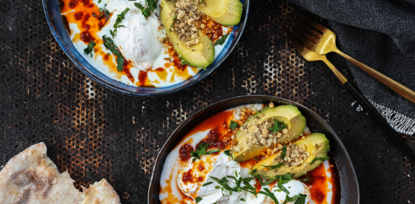 Jajka po turecku z palonym masłem i różaną harissą