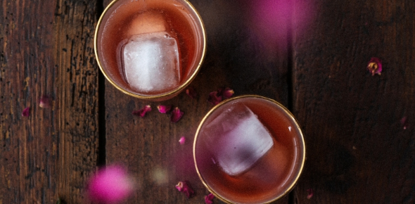 Różana kombucha z hibiskusem