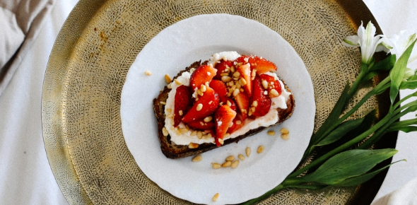 Tosty z różaną ricottą i truskawkami