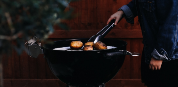 Pieczone na grillu ziemniaki z fetą i ziołami