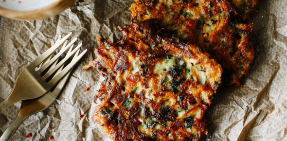 Chrupiące placki z cukini i batatów z sosem tahinowo-jogurtowym