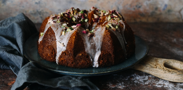 Babka pistacjowa z różanym lukrem