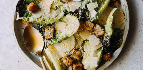 Sałatka Cezar z sezamowym dressingiem i gruszką