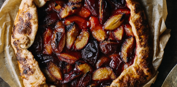 Listkujące galette z sezonowymi owocami