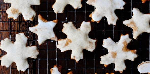 Kruche pierniczki z rumowym lukrem