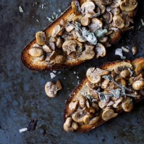 Smażone pieczarki <br/> z za'atarem na toście