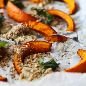Pieczona dynia z sosem tahini i dukkah