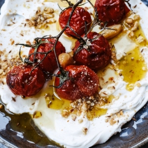 Labneh z pieczonymi pomidorami 