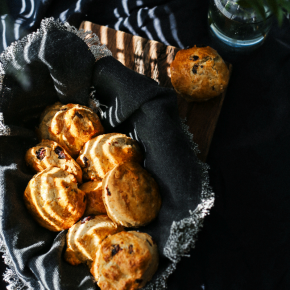 Scones z migdałami, żurawiną i wodą z kwiatów pomarańczy