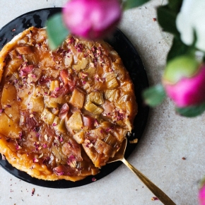 Tarta Tatin z rabarbarem i różą
