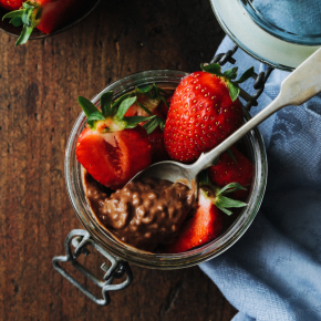 Czekoladowy mus chia z truskawkami