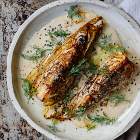 Smażona kapusta z sosem tahini 