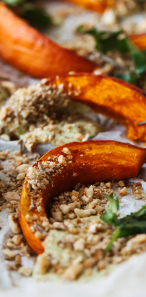 Pieczona dynia z sosem tahini i dukkah