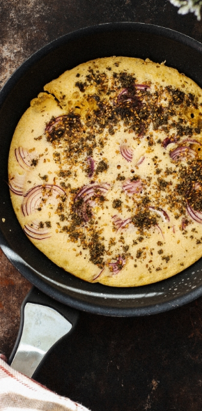 Farinata z za'atarem i czerwoną cebulką