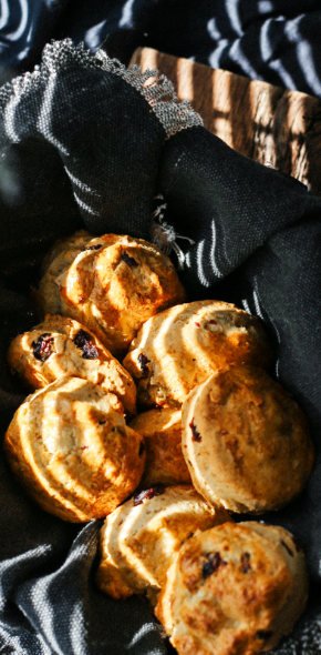 Scones z migdałami, żurawiną i wodą z kwiatów pomarańczy