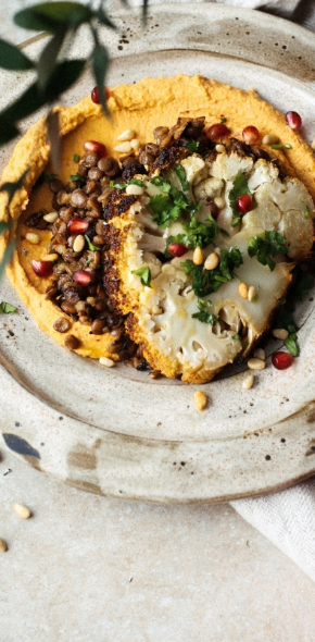 Pieczony kalafior z zieloną soczewicą i hummusem z harissą