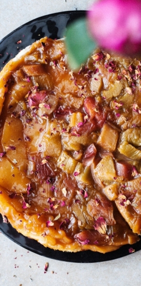 Tarta Tatin z rabarbarem i różą