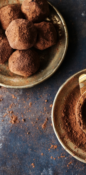 Daktylowe trufle z kawą i kardamonem