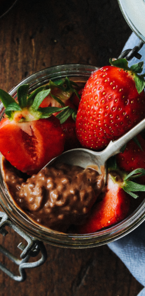 Czekoladowy mus chia z truskawkami