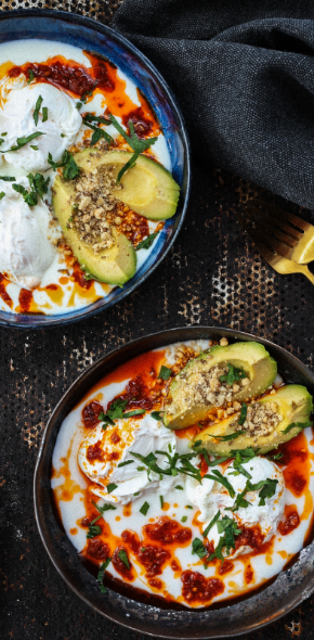 Jajka po turecku z palonym masłem i różaną harissą