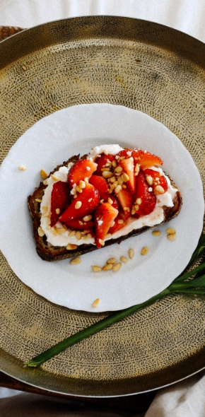 Tosty z różaną ricottą i truskawkami