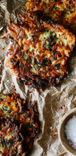 Chrupiące placki z cukini i batatów z sosem tahinowo-jogurtowym