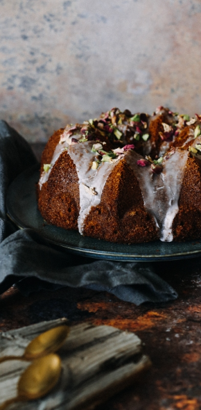 Babka pistacjowa z różanym lukrem