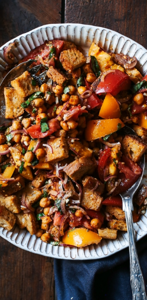 Panzanella z ciecierzycą w harissie