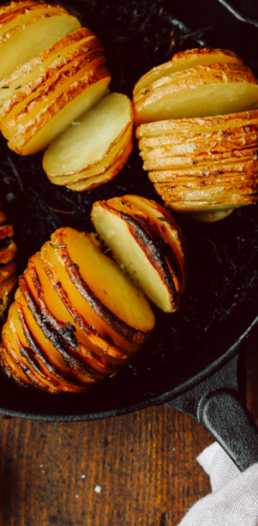 Ziemniaczki Hasselback z sosem tzatziki